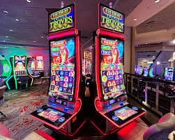 Meja baccarat live casino dengan dealer profesional dan suasana kasino yang dinamis